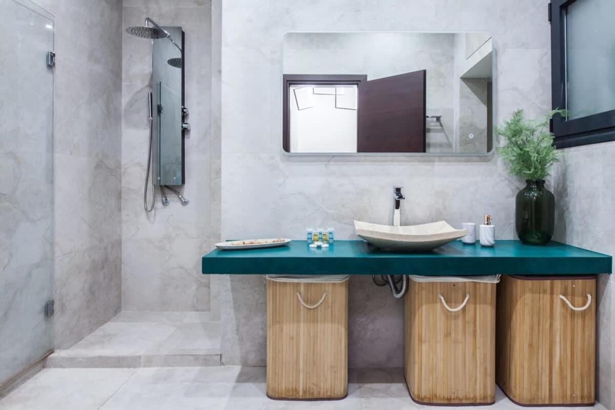 Beautiful Elegant Apartment Next To Monastiraki Atene Esterno foto