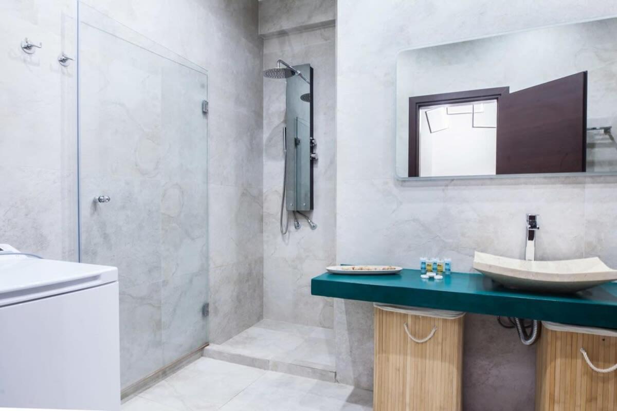 Beautiful Elegant Apartment Next To Monastiraki Atene Esterno foto